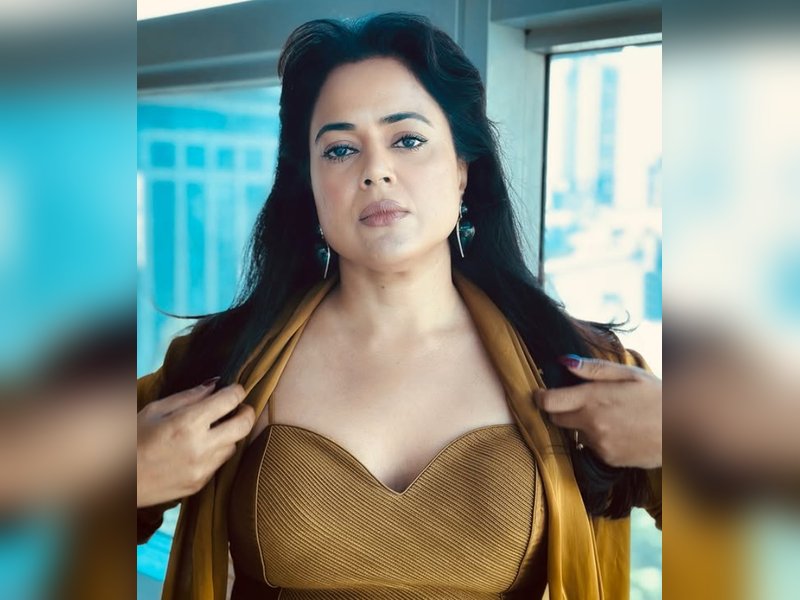 Sameera Reddy struggles to walk amid Mumbai traffic, says ‘forgot how hectic it is’