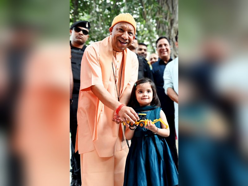 'आंखें बंद करिए, आपको कुछ गिफ्ट देना है', कानपुर की 5 वर्षीय यशस्विनी ने मुख्यमंत्री योगी को भेंट किया बुलडोजर खिलौना