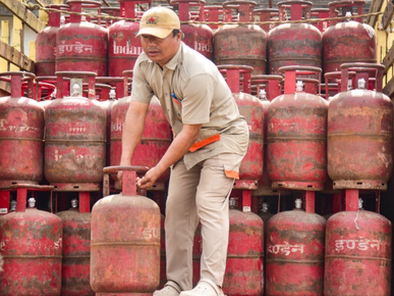 Centre increases supply of commercial LPG cylinders to 70 pc, prioritises labour-intensive sectors