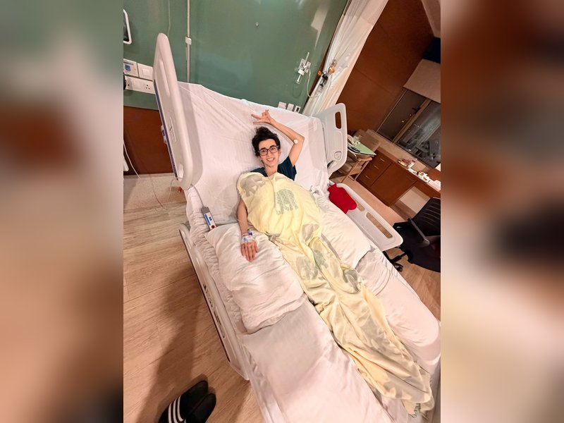 Hrithik Roshan keeps Saba Azad's spirits up as she gets hospitalized from parasitic infection