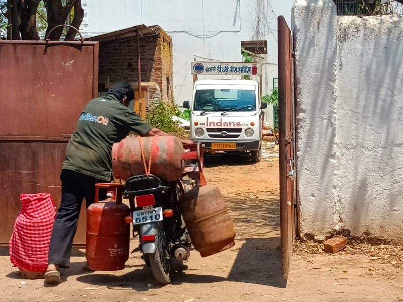 देश में एलपीजी की आपूर्ति पर्याप्त, 52.3 लाख से अधिक सिलेंडर डिलीवर हुए: केंद्र