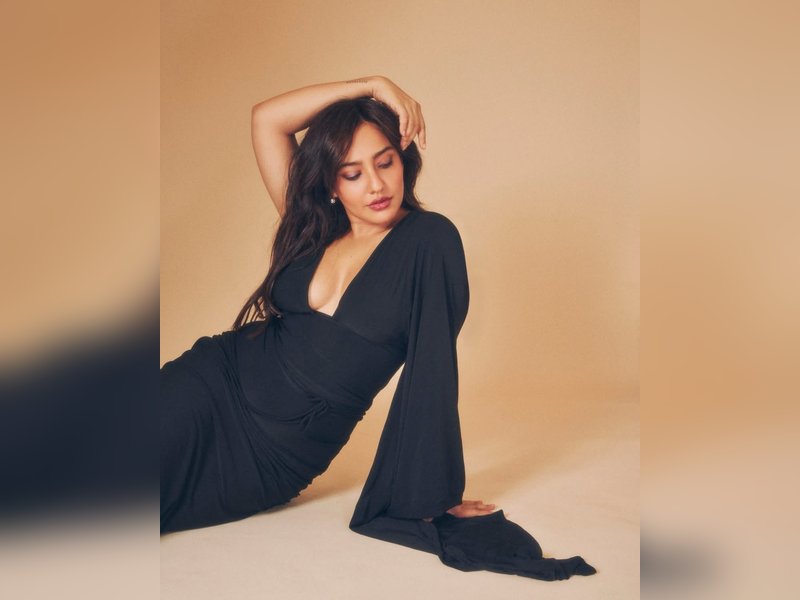 Neha Sharma chooses bed over beats as she leaves concert after 15 minutes