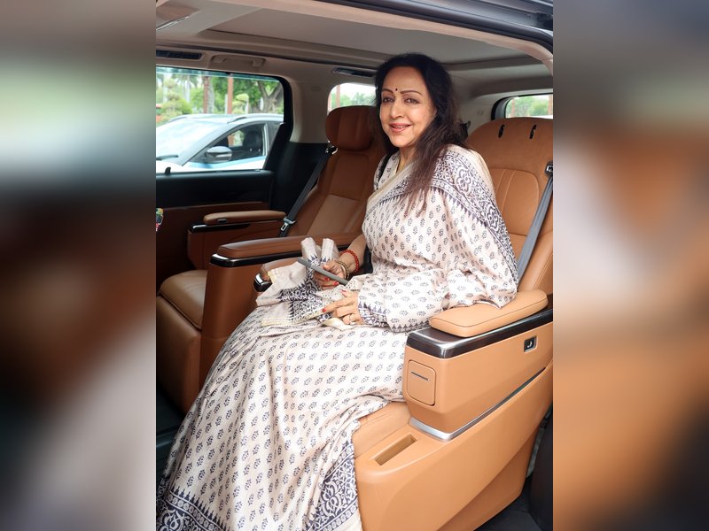 Hema Malini calls Neena Gupta's Aachari Baa 'a must watch' 