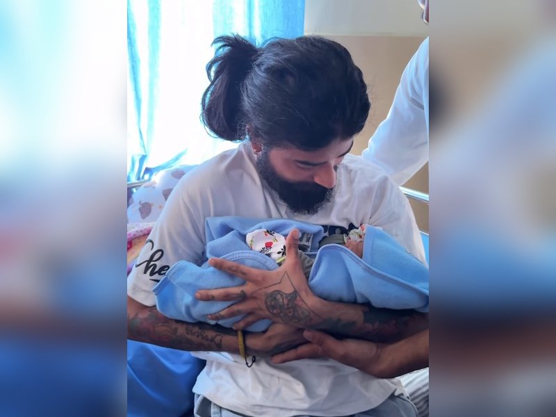 पिता बने अनुराग डोभाल ने दिखाई बच्चे की झलक, गोद में लेकर भावुक नजर आए यूट्यूबर 