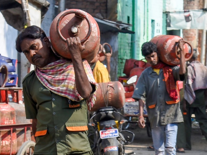 दो दिन में 97 लाख से ज्यादा घरेलू एलपीजी सिलेंडर की डिलीवरी, ऑनलाइन बुकिंग 99 प्रतिशत पहुंची: सरकार