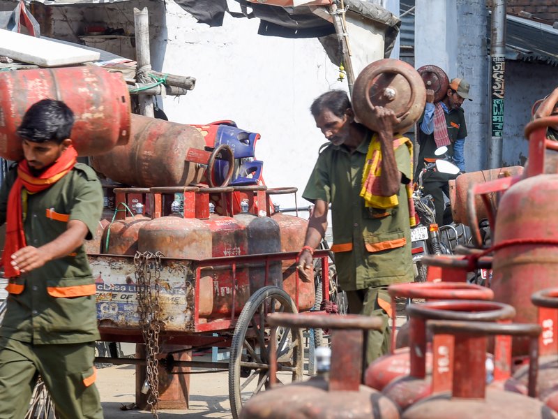 वैश्विक संकट के बीच एलपीजी बुकिंग 99 प्रतिशत पहुंची, अब तक 4.93 लाख से ज्यादा पीएनजी कनेक्शन सक्रिय: सरकार