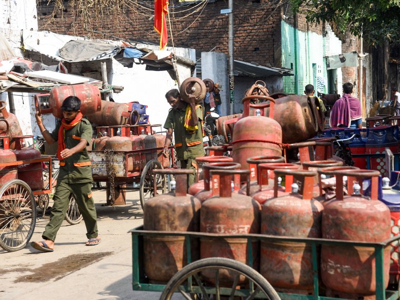 ग्रामीण एलपीजी उपभोक्ताओं को बड़ी राहत, अब 25 दिन में दोबारा बुक करा सकेंगे गैस सिलेंडर