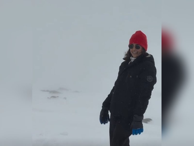 Sanya Malhotra channels her inner Kajol as she grooves on 'Zara sa Jhoom lu main' amidst snow