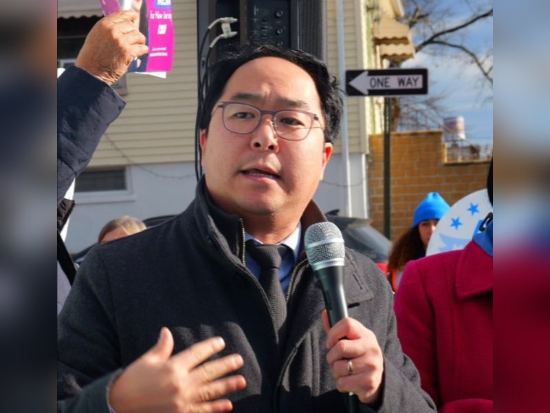 US lawmakers clash over troops, war powers