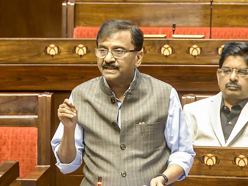 ईरान में एयर स्ट्राइक से फैल रहा जहरीला धुआं, ब्लैक रेन हो सकती है खतरनाक : संजय राउत