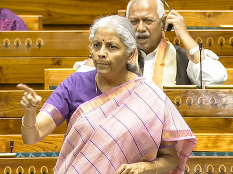 बैंक लॉकर में रखे पूरे सामान की वैल्यू पर क्यों नहीं मिल सकता मुआवजा, वित्त मंत्री ने संसद में दिया जबाव 