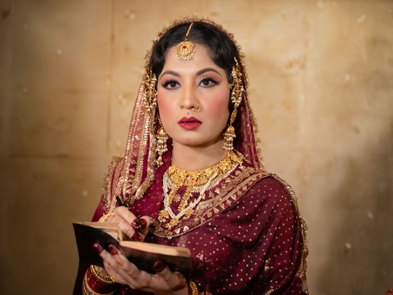 हर शब्द में दर्द, तन्हाई और प्रेम... अभिनेत्री ही नहीं, साहित्यिक जगत की 'नाज' भी थीं मीना कुमारी