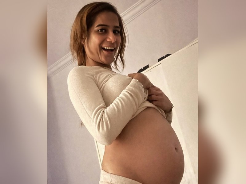 Poonam Pandey flaunts baby bump, is it another publicity stunt in the making?