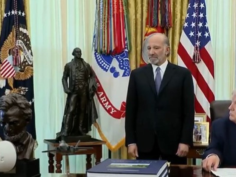 Trump signs order on mail ballot rules