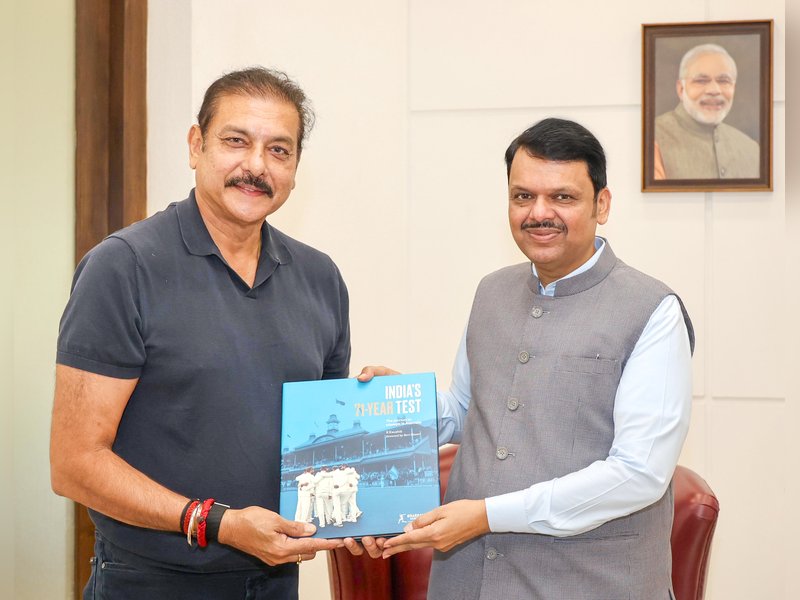 महाराष्ट्र के मुख्यमंत्री देवेंद्र फडणवीस ने रवि शास्त्री से की मुलाकात, पूर्व क्रिकेटर ने भेंट की किताब 