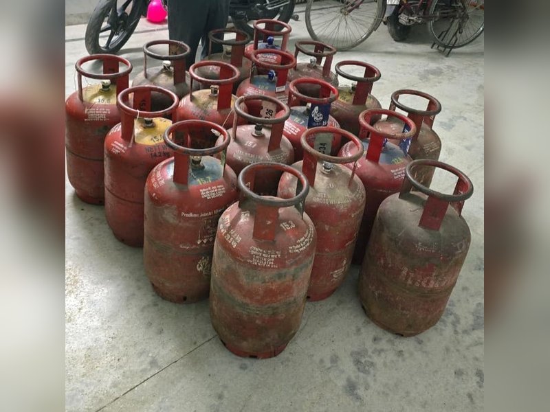 Delhi: Crime Branch busts illegal LPG cylinder racket in Dabri; 17 cylinders recovered