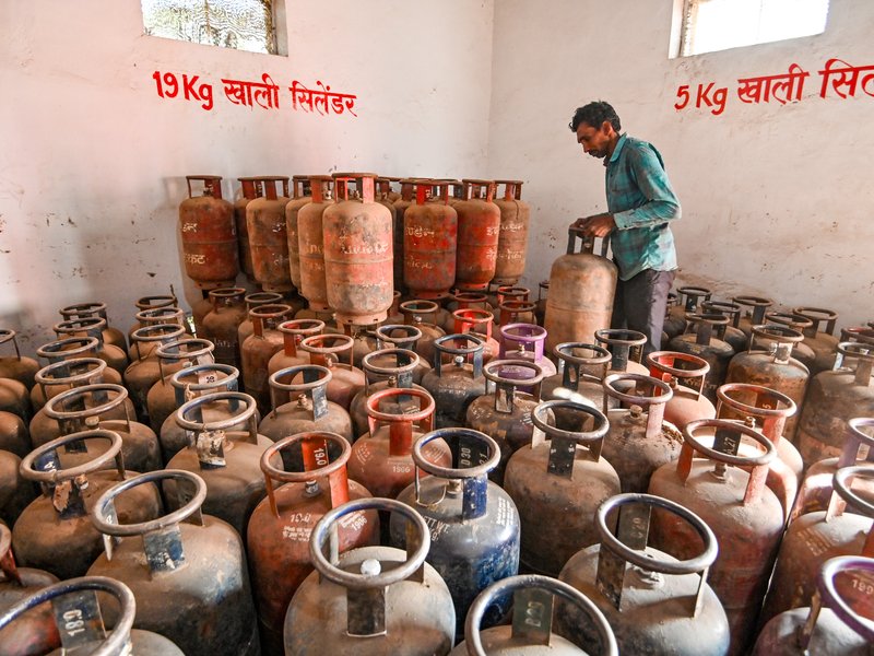 देश में ईंधन की कोई कमी नहीं, एलपीजी का भी पर्याप्त भंडार उपलब्ध : केंद्र