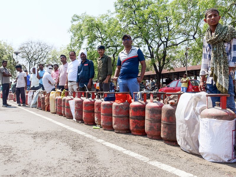 Nagpur: Citizens stand in a long queue for domestic gas cylinders at a gas agency in Nagpur on Wednesday, April 1, 2026. (Photo: IANS)