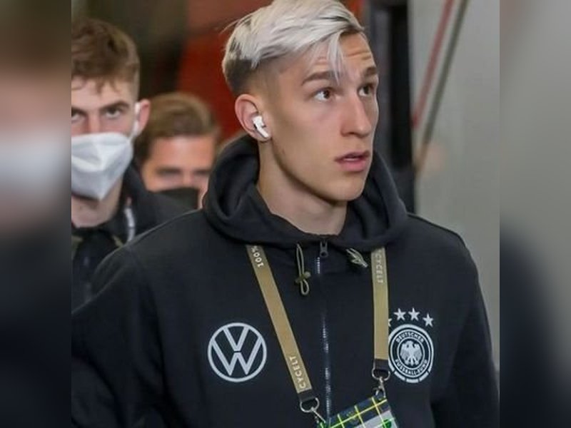 Borussia Dortmund in unrest after Nico Schlotterbeck's announcement over delay in new contract. 