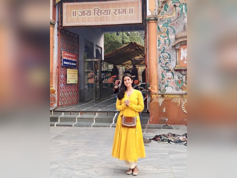 हनुमान जन्मोत्सव पर शिवनगरी काशी पहुंचीं निमरत कौर, संकट मोचन के किए दर्शन