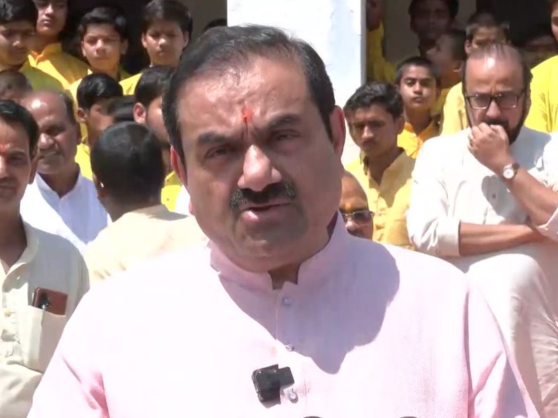 गौतम अदाणी का अयोध्या दौरा, राम मंदिर में परिवार के साथ किए रामलला के दर्शन, गुरुकुल में बच्चों से मुलाकात