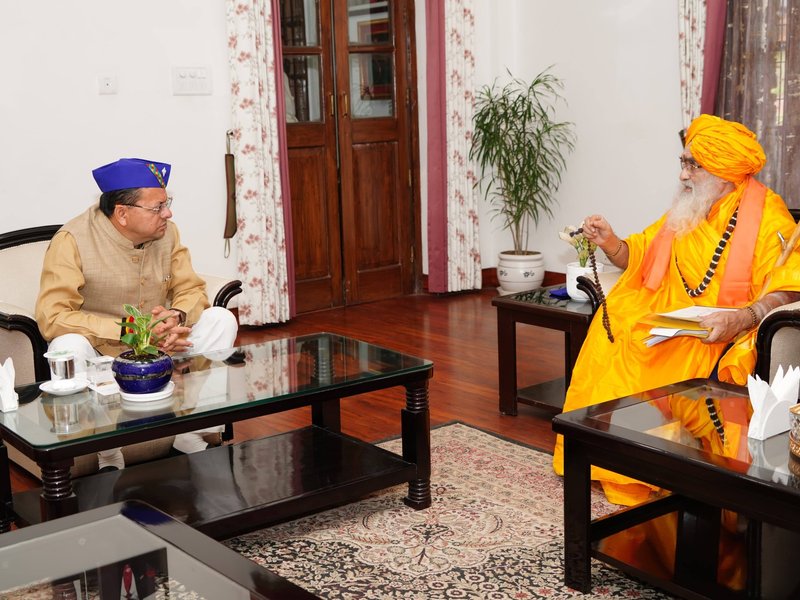 देहरादून : सीएम धामी ने की केदारनाथ धाम के रावल से मुलाकात, तीर्थयात्रियों की सुविधा और सुरक्षा पर हुई चर्चा