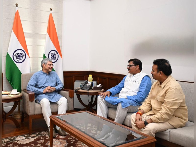 जेवर के विकास को नई रफ्तार: चोला रेलवे स्टेशन बनेगा आधुनिक ट्रांसपोर्ट हब, एयरपोर्ट से मजबूत होगी कनेक्टिविटी