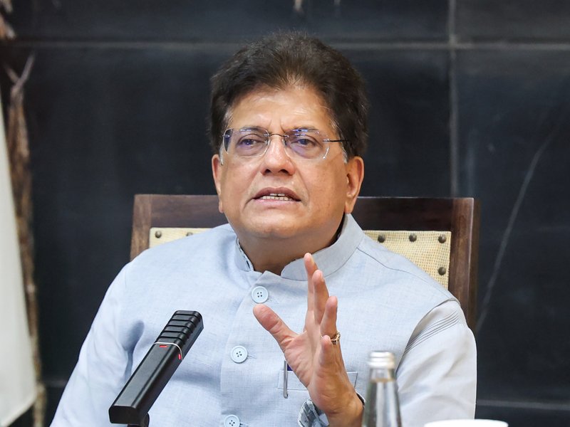 रुपए में गिरावट पर सरकार की नजर, कई कदमों पर विचार; अमेरिकी मुख्य वार्ताकार अगले महीने करेंगे भारत का दौरा: पीयूष गोयल