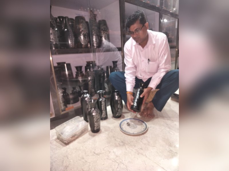 आजमगढ़ के निजामाबाद की ब्लैक पॉटरी को मिला वैश्विक सम्मान, अंतरराष्ट्रीय बाजारों में बढ़ी मांग