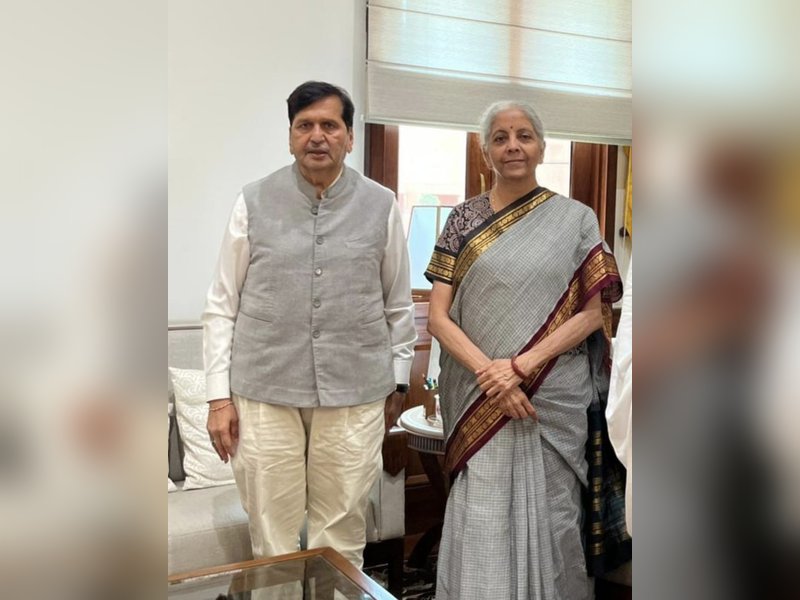 दक्षिण मुंबई में असुरक्षित एलआईसी बिल्डिंग्स की समस्या को लेकर मंगल प्रभात लोढ़ा ने वित्त मंत्री से मुलाकात की