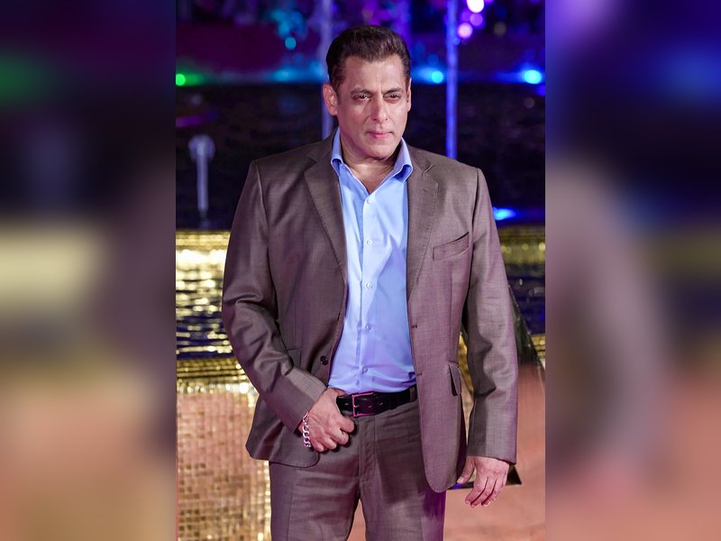 Salman Khan comes supports Rajpal Yadav following humiliation by host at awards ceremony