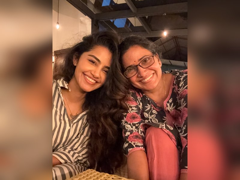 Anupama Parameswaran's adorable birthday post for her mom wins hearts on Internet (Photo Credit: Anupama Parameswaran/Instagram)