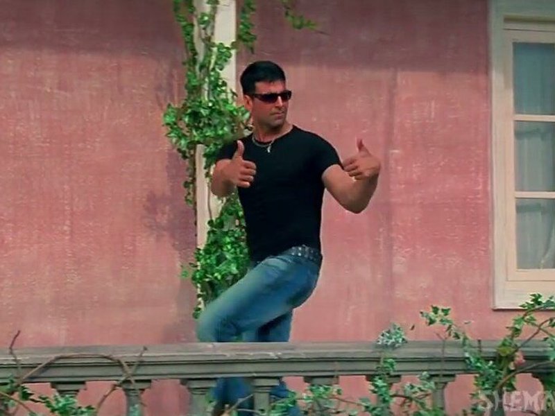 Rajkummar Rao recreates iconic 'Wicked Sunny' walk from Mujhse Shaadi Karogi, Akshay Kumar joins in