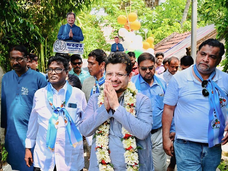 Ritabrata Banerjee reaches Bengal Assembly with support letters from 59 Trinamool MLAs