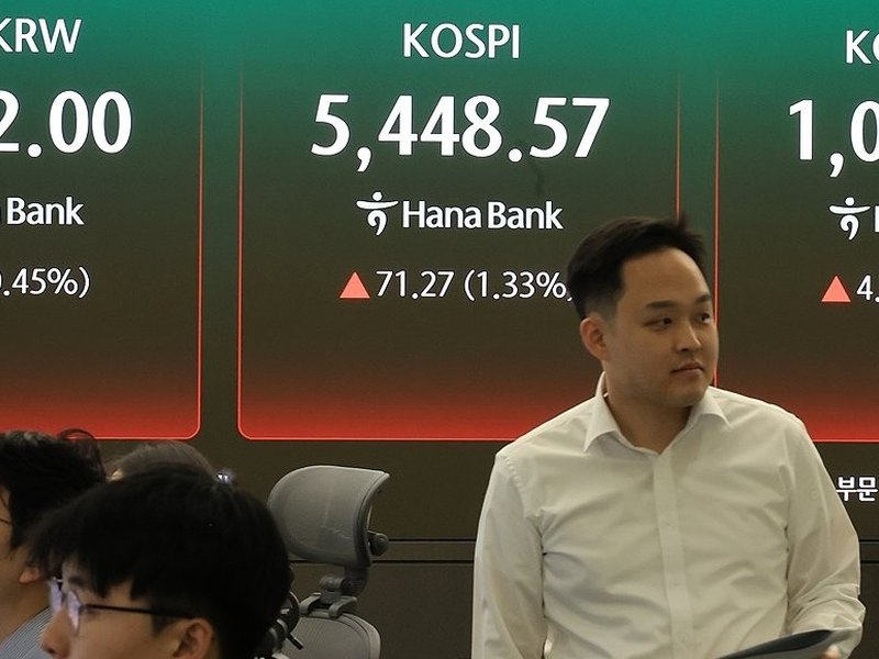 Seoul shares up ahead of Samsung's Q1 guidance, currency slides