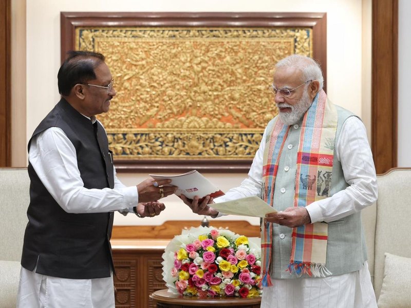 बस्तर 2.0 की शुरुआत: सीएम साय ने पीएम मोदी को दिया निमंत्रण, विकास का ब्लूप्रिंट सौंपा