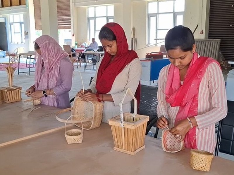 जम्मू-कश्मीर : सीएफसी से बदल रही कारीगरों की जिंदगी, बांस उद्योग को मिल रही नई पहचान