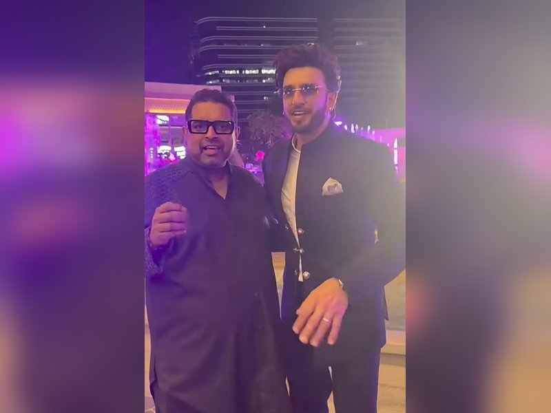 Shankar Mahadevan, Ranveer Singh croon Sajde from Kill Dil, latter bows down to singer