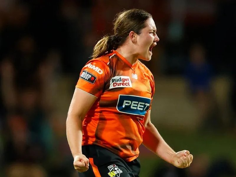 Uncapped Ainsworth makes the cut, Vlaeminck misses out as CA unveil women’s central contract