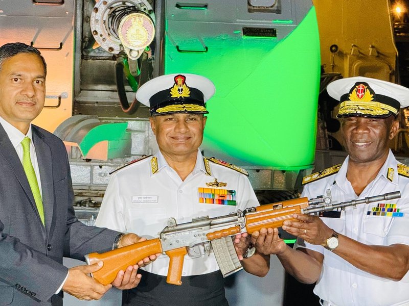 केन्या में भारतीय युद्धपोत ‘त्रिकंड’, सौंपी 100 राइफल व 50 हजार गोलियां