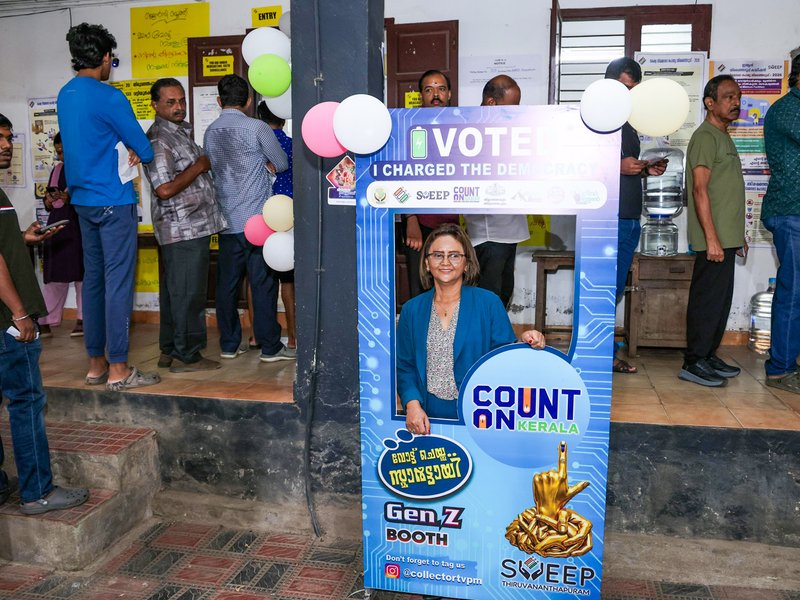 Thiruvananthapuram: Seychelles High Commissioner visits a Gen Z polling booth during the International Elections Visitors’ Programme while witnessing polling in the Kerala Assembly election, in Thiruvananthapuram on Thursday, April 9, 2026. (Photo: IANS/X/@ECISVEEP)