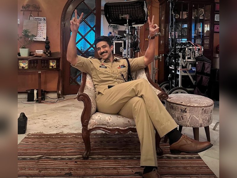 Saqib Saleem calls his ‘asli Kaptaans’ his guiding force on 38th birthday