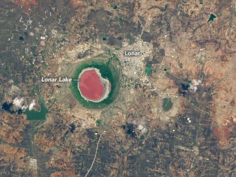 महाराष्ट्र का 50 हजार साल पुराना लोनार झील, जहां रहस्यमयी ढंग से बदलता है पानी का रंग