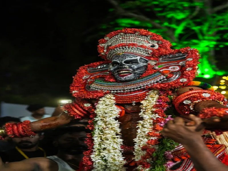 चेट्ट्येनचेरी महेश्वर मंदिर: यहां शिवलिंग नहीं शक्ति के रूप में होती है भगवान शिव की पूजा, मनुष्य लेते हैं देवताओं का अवतार