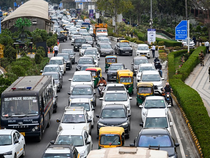 दिल्ली में नई ईवी पॉलिसी 2026-30 का ड्राफ्ट जारी : 2028 से सिर्फ इलेक्ट्रिक दोपहिया, 2027 से ई-ऑटो ही होंगे रजिस्टर 