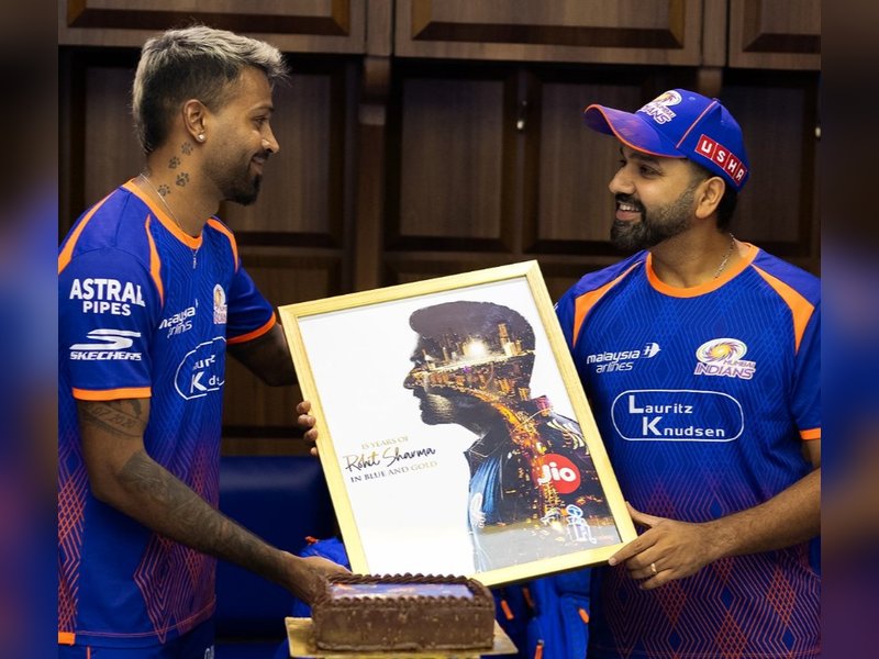 'आप हमारी टीम की सबसे बड़ी प्रेरणा हैं', एमआई के साथ 15 साल पूरे करने पर रोहित शर्मा को हार्दिक ने दी बधाई  