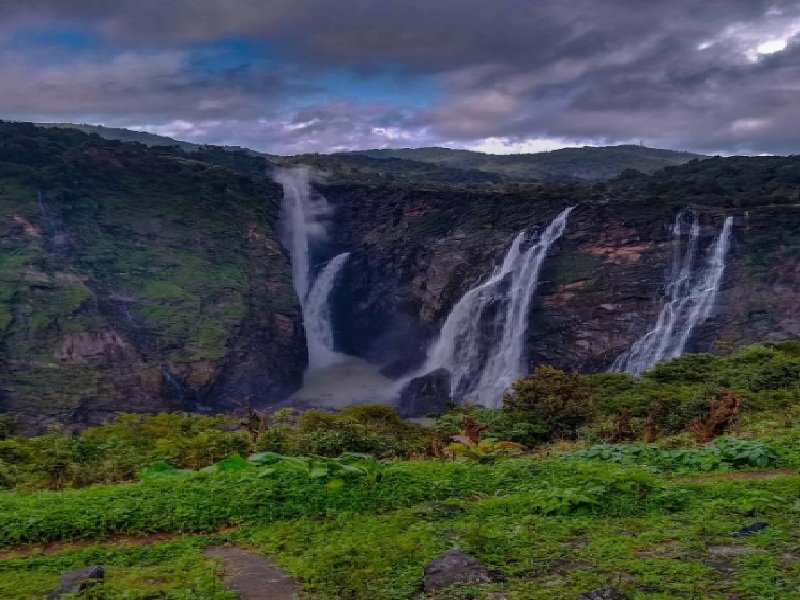 जोग फॉल्स: गर्मियों में एडवेंचर के शौकीनों के लिए खास जगह,1400 सीढ़ियां उतरकर मिलता है रोमांचक अनुभव