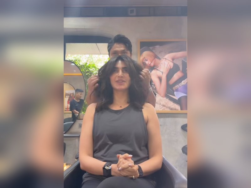 Mom-to-be Karishma Tanna flaunts her new cut with short hair 