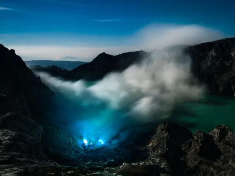 दुनिया की सबसे अम्लीय फिरोजी झील, जहां से निकलती है नीली आग, जानें क्या कहता है विज्ञान 