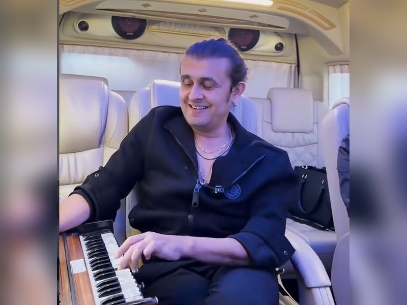 Sonu Nigam jams with father on Mohammad Rafi's 'Akele Hai Chale Aao'